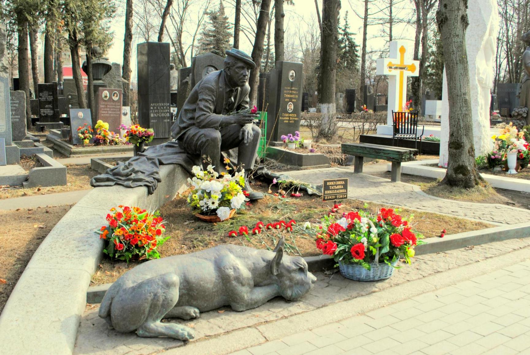 Alegre sepultura de Yuri Nikulin. Cementerio Novodevichy. Moscú 2015.
