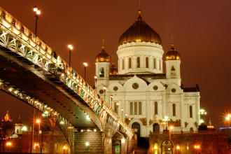 Catedral de Cristo Salvador bajo el Puente Patriarshy. Moscú 2015.